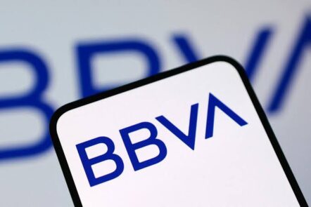 Persona che richiede il Prestito Immediato BBVA online dallo smartphone