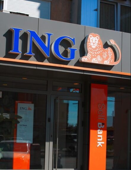 Persona che richiede il Prestito Arancio online di ING dallo smartphone