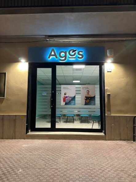 Come richiedere il prestito personale Agos: donna compila la domanda online